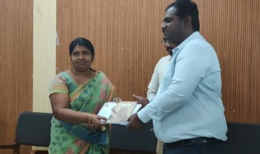 மதுரை புத்தகத் திருவிழா சிறப்பாக  பணியாற்றிய உசிலம்பட்டி ஆசிரியருக்கு மாவட்ட ஆட்சித்தலைவர் பாராட்டு