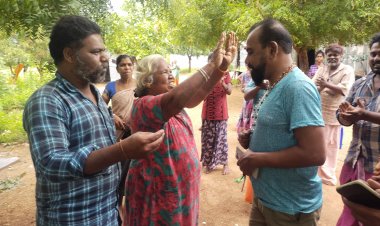 உசிலம்பட்டி மழை பாதிப்பு நரிக்குறவர் மக்களுக்கு இலவச அரிசி டாக்டர் விஜய் பாண்டியன் வழங்கினார்