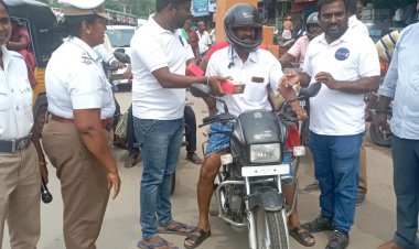 உசிலம்பட்டியில் ஹெல்மெட் அணிந்து வாகனம் ஓட்டினால் ஸ்வீட் பாக்ஸ் இலவசம்