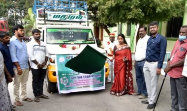 உழவர் உற்பத்தியாளர்நிறுவனத்திற்கு வழங்கப்பட்ட நடமாடும் வாகனத்தை கொடியசைத்து துவக்கி வைத்த மாவட்ட ஆட்சியர்.