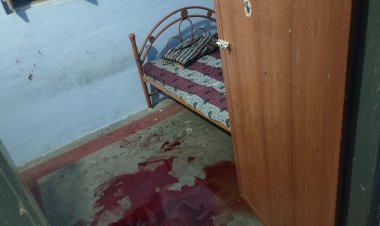 உசிலம்பட்டியில் அரிவாள் மனையால் தனக்குத்தானே கழுத்தை அறுத்துக் கொண்டு இறந்த தொழிலாளி