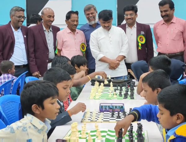 அரசு பள்ளி மாணவர்கள் பங்கேற்ற சதுரங்க போட்டி