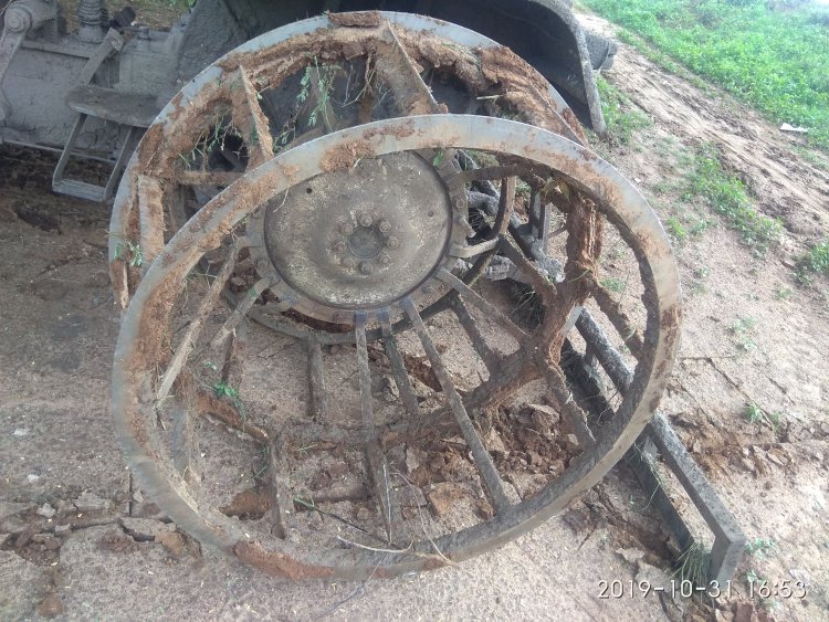 தார்சாலைகளில் பெரும் சேதத்தை ஏற்படுத்தும் GAUGEWHEEL டிராக்டர்