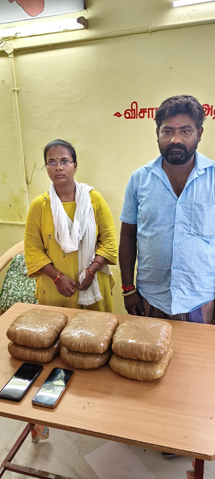 உசிலம்பட்டிஅருகே கஞ்சா கடத்தலில் ஈடுபட்ட  இருவர் கைது உசிலம்பட்டி போலீசார் அதிரடி நடவடிக்கை