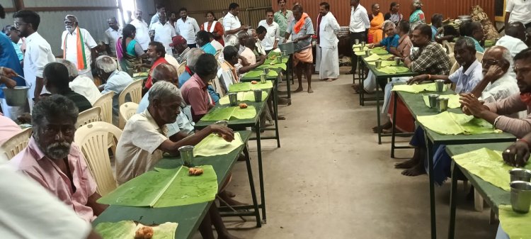 ஜெயலலிதா. பிறந்தநாள். தேனி  மாவட்ட இலக்கிய அணி சார்பில். வடுகப்பட்டியில்.அன்னதானம் வழங்கப்பட்டது